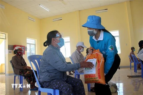 Đại diện Hội Liên hiệp Phụ nữ tỉnh Khánh Hòa trao quà cho các gia đình khó khăn trên địa bàn thành phố Nha Trang. (Ảnh: TTXVN phát)