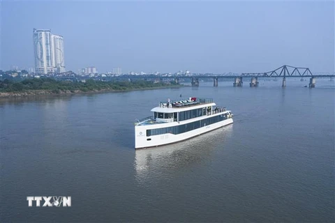 Tàu du lịch cao cấp Jade of River mới đưa vào khai thác trên sông Hồng. (Ảnh: TTXVN phát)