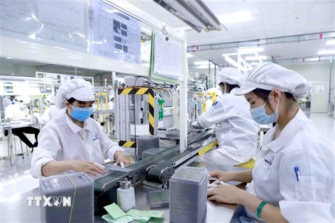 Sản xuất linh kiện điện tử tại Công ty Youngbag ViiNa khu Công nghiệp Bình Xuyên, Vĩnh Phúc. (Ảnh: Hoàng Hùng/TTXVN)