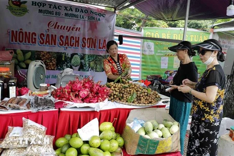 Gian trưng bày giới thiệu sản phẩm nông sản đạt tiêu chuẩn Ocop đến từ huyện Mường La, tỉnh Sơn La. (Ảnh: Trần Việt/TTXVN)