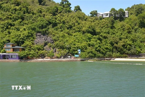 Đảo Soi Sim trên vịnh Hạ Long, hiện đang tạm dừng đón khách do đang có dự án thi công dở dang. (Ảnh: Thanh Vân/TTXVN)