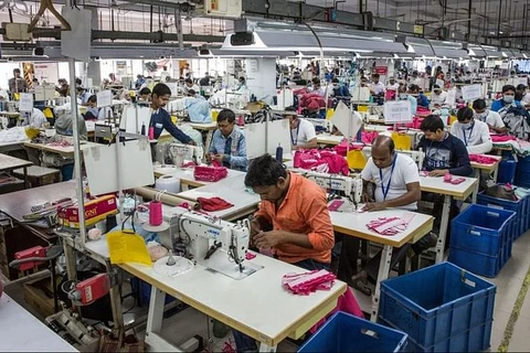 Công nhân làm việc tại một xưởng may tại Kolkata, Ấn Độ. (Nguồn: Bloomberg)
