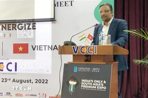 Ông Vishal Acharya, đại diện Công ty Emerald Worldwide Connections, giới thiệu Triển lãm chuyên ngành vật liệu xây dựng Ceramics & Bath Industry Show. (Ảnh: Mỹ Phương/TTXVN)