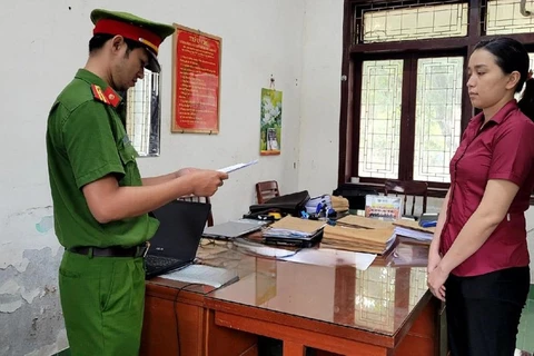 Công an thực hiện lệnh bắt tạm giam đối với Nguyễn Thị Phương. (Ảnh do Công an cung cấp)