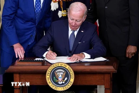 Tổng thống Mỹ Joe Biden ký một văn kiện tại Nhà Trắng ở Washington, DC. (Ảnh: AFP/TTXVN)