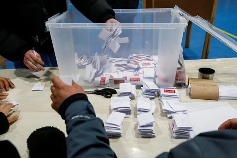 Kiểm phiếu về sửa đổi hiến pháp tại Chile. (Nguồn: Reuters)