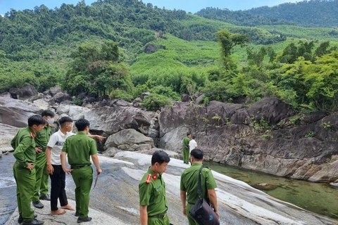 Công an huyện Trà Bồng tới hiện trường vụ đuối nước. (Ảnh: Công an huyện Trà Bồng)