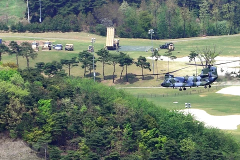 Hệ thống phòng thủ tên lửa tầm cao giai đoạn cuối (THAAD) của Mỹ được triển khai tại căn cứ Seongju. (Ảnh: AFP/TTXVN)