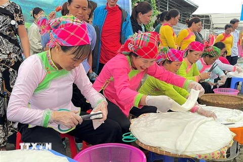 Hội thi cắt bánh phở bằng tay tại lễ hội Háu Đoong của đồng bào dân tộc Giáy ở Lai Châu. (Ảnh: Đinh Thùy/TTXVN)