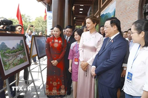 Chủ tịch Quốc hội Vương Đình Huệ, Tổng Giám đốc UNESCO Audrey Azoulay và đại biểu tham quan triển lãm ảnh về di sản thế giới tại Lễ kỷ niệm. (Ảnh: Doãn Tấn/TTXVN)