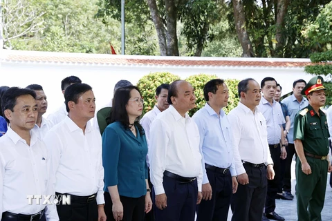 Chủ tịch nước Nguyễn Xuân Phúc tại Nhà bia tưởng niệm các liệt sỹ thanh niên xung phong toàn quốc. (Ảnh: Thống Nhất/TTXVN)