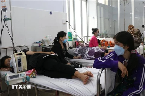 Bệnh nhân mắc sốt xuất huyết điều trị tại Bệnh viện đa khoa tỉnh Bạc Liêu. (Ảnh: Tuấn Kiệt/TTXVN)