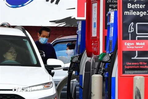 Bơm xăng cho phương tiện tại trạm xăng ở Los Angeles, California, Mỹ. (Ảnh: AFP/TTXVN)