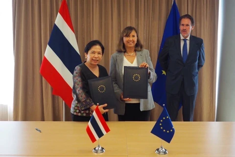 Phó giám đốc điều hành của EEAS Paola Pampaloni (giữa) và Phó thư ký thường trực Bộ Ngoại giao Thái Lan Chulamanee Chartsuwan (trái) ký thỏa thuận PCA vào ngày 2/9. (Nguồn: bangkokpost.com)