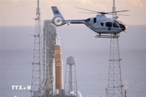 Tên lửa đẩy Artemis mang theo tàu vũ trụ Orion được đặt trên bệ phóng Launch Pad 39B ở trung tâm vũ trụ Kennedy thuộc Cape Canaveral, bang Florida (Mỹ) tháng 8/2022. (Ảnh: AFP/TTXVN)