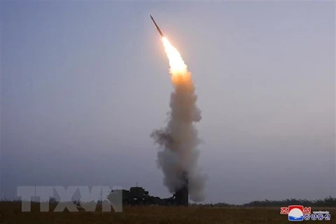 Triều Tiên phóng thử tên lửa phòng không mới của Học viện Khoa học quốc phòng. (Ảnh: KCNA/TTXVN)