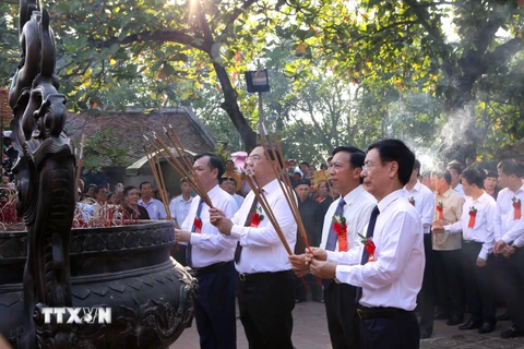 Các đại biểu dâng hương tưởng niệm anh linh các vị Vua Trần, Đức Thánh Trần. (Ảnh: Công Luật/TTXVN)