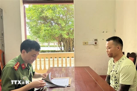 Lực lượng công an lấy lời khai của đối tượng Vũ Văn Quỳnh. (Ảnh: Trịnh Duy Hưng/TTXVN)