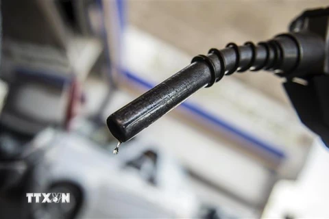 Bơm xăng cho phương tiện tại một trạm xăng. (Ảnh: AFP/TTXVN)