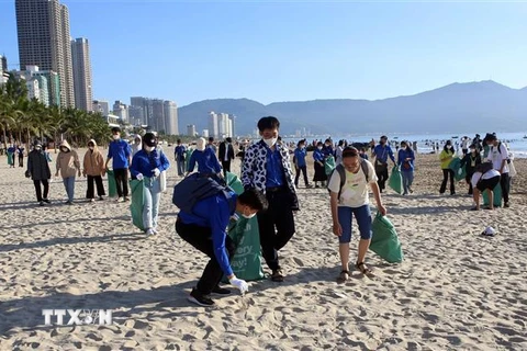 Các tình nguyện viên tham gia nhặt rác, dọn vệ sinh môi trường trên bãi biển Đà Nẵng. (Ảnh: Trần Lê Lâm/TTXVN)
