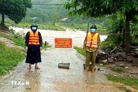 Bộ đội Biên phòng trên tuyến biên giới khu vực các huyện miền núi Minh Hóa, Tuyên Hóa (tỉnh Quảng Bình) cắm bảng cảnh báo tuyên truyền người dân không qua lại khu vực nguy hiểm nhằm đảm bảo an toàn. (Ảnh: TTXVN phát)