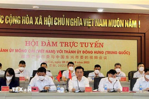 Đoàn đại biểu Thành ủy thành phố Móng Cái tham dự hội đàm trực tuyến. (Ảnh: TTXVN phát)