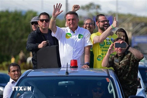 Đương kim Tổng thống Brazil Jair Bolsonaro (giữa) bên những người ủng hộ tại Joinville, bang Santa Catarina. (Ảnh: AFP/TTXVN)