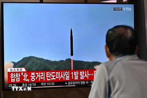 Truyền hình Hàn Quốc đưa tin về vụ phóng tên lửa của Triều Tiên, tại Seoul ngày 4/10. (Ảnh: AFP/TTXVN)