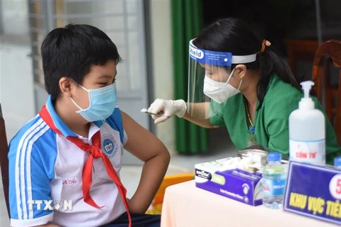 Tiêm vaccine phòng COVID-19 cho các em học sinh Trường Trung học cơ sở Trần Hưng Đạo, thành phố Biên Hòa, Đồng Nai. (Ảnh: Lê Xuân/TTXVN)