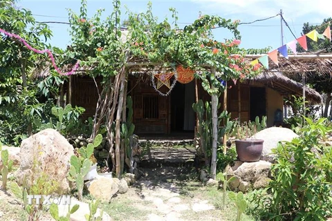 Ngôi nhà vách tre, lợp mái cọ là điểm hấp dẫn du khách khi đến làng Gò Cỏ. (Ảnh: Đinh Hương/TTXVN)
