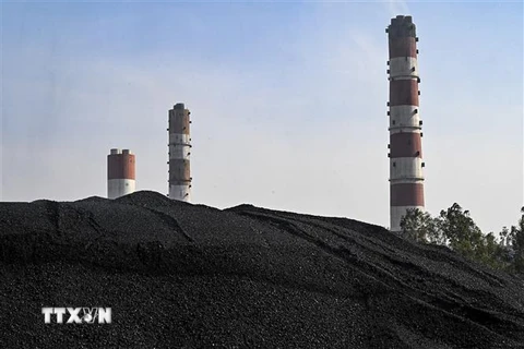Than đá được trữ bên ngoài nhà máy nhiệt điện quốc gia ở Dadri, Ấn Độ. (Ảnh: AFP/TTXVN)