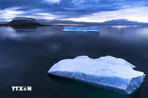 Băng trôi trên Vịnh Baffin ở gần Pituffik, Greenland. (Ảnh: AFP/TTXVN)