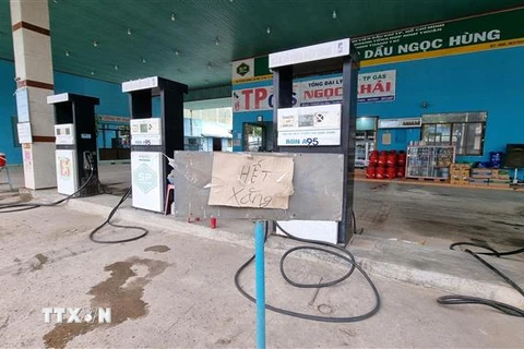 Một cửa hàng kinh doanh xăng dầu tại thành phố Phan Rang-Tháp Chàm treo bảng thông báo hết xăng. (Ảnh: Nguyễn Thành/TTXVN)