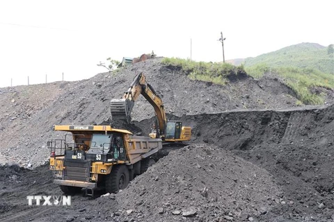 Hoạt động sản xuất than tại Công ty than Khánh Hòa - VVMI. (Ảnh: Hoàng Nguyên/TTXVN)