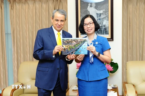 Tổng Giám đốc Thông tấn xã Việt Nam Vũ Việt Trang tặng quà kỷ niệm cho Đại sứ Mexico tại Việt Nam Alejandro Negrin Muñoz. (Ảnh: Minh Đức/TTXVN)
