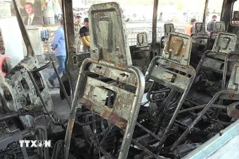 Một chiếc xe buýt chở các quân nhân Syria bị phá hủy trong vụ đánh bom ở Damascus, ngày 20/10/2021. (Ảnh: AFP/TTXVN)