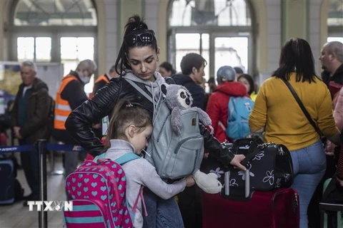 Người dân Ukraine đi sơ tán tránh xung đột tại nhà ga tàu hỏa ở Przemysl, miền đông Ba Lan. (Ảnh: AFP/TTXVN)