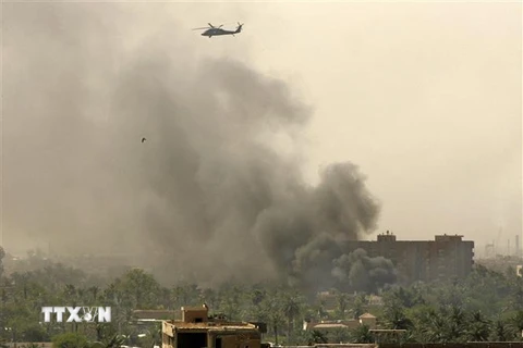 Khói bốc lên tại khu vực Vùng Xanh ở thủ đô Baghdad (Iraq) sau loạt vụ tấn công bằng súng cối thàng 9/2022. (Ảnh: AFP/TTXVN)