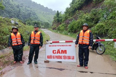 Lực lượng chức năng xã A Vao trực chốt tại các điểm tràn, ngầm bị ngập để đảm bảo an toàn cho người dân. (Nguồn: baoquangtri.vn)