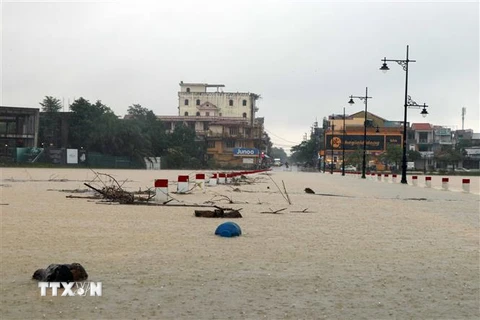 Khu vực đập Đá ở thành phố Huế bị ngập sâu, lực lượng chức năng đã rào chắn không cho người dân, phương tiện qua lại để đảm bảo an toàn. (Ảnh: Đỗ Trưởng/TTXVN)