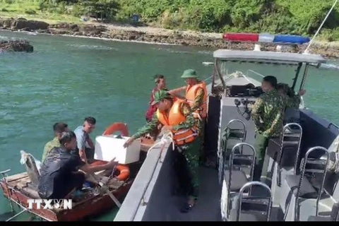 Ba ngư dân đã được lực lượng cán bộ, chiến sĩ Đồn Biên Phòng Thanh Lân cứu hộ thành công. (Ảnh: TTXVN phát)