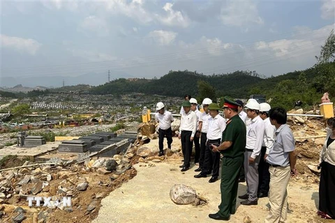 Đoàn công tác kiểm tra hiện trường vụ sạt lở tại nghĩa trang Hòa Sơn (huyện Hòa Vang, thành phố Đà Nẵng). (Ảnh: Quốc Dũng/TTXVN)