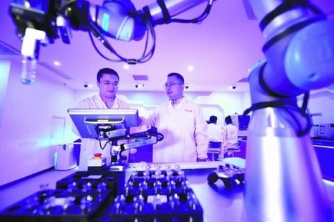 Các chuyên gia Đại học Khoa học và Công nghệ Trung Quốc và hệ thống AI-Chemist. (Nguồn: chinadaily.com.cn)