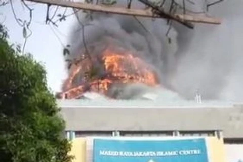 Mái vòm nhà thờ Trung tâm Hồi giáo bị thiêu rụi. (Nguồn: newssupari.com)