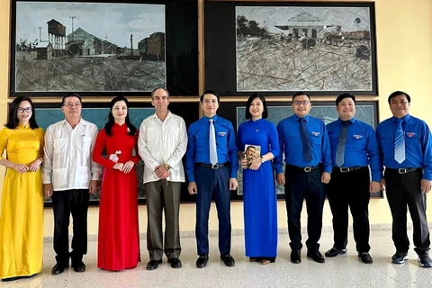 Đoàn đại biểu cấp cao thanh niên Việt Nam chụp ảnh lưu niệm với Trưởng ban Tư tưởng Trung ương Đảng Cộng sản Cuba. (Nguồn: thanhnien.vn)