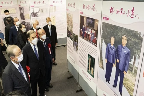 Các đại biểu tham quan triển lãm ảnh kỷ niệm 50 năm Nhật Bản và Trung Quốc bình thường hóa quan hệ ngoại giao. (Nguồn: namnewsnetwork.org)