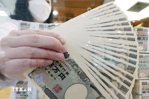 Nhân viên kiểm đồng yen Nhật Bản. (Ảnh: Yonhap/TTXVN)