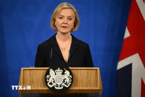 Thủ tướng Anh Liz Truss phát biểu họp báo ở London ngày 14/10. (Ảnh: AFP/TTXVN)