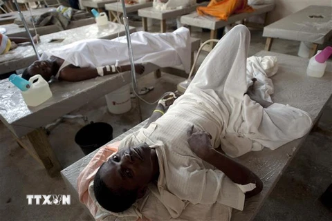Bệnh nhân mắc bệnh tả được điều trj tại bệnh viện ở Port-au-Prince, Haiti. (Ảnh: AFP/TTXVN)