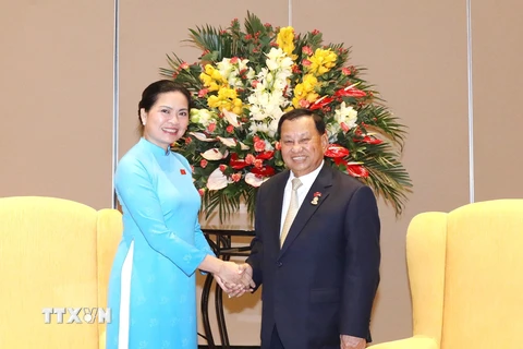 Chủ tịch Hội Liên hiệp Phụ nữ Việt Nam Hà Thị Nga chào xã giao Chủ tịch Thượng viện Vương quốc Campuchia Samdech Say Chhum. (Ảnh: Phương Hoa/TTXVN)